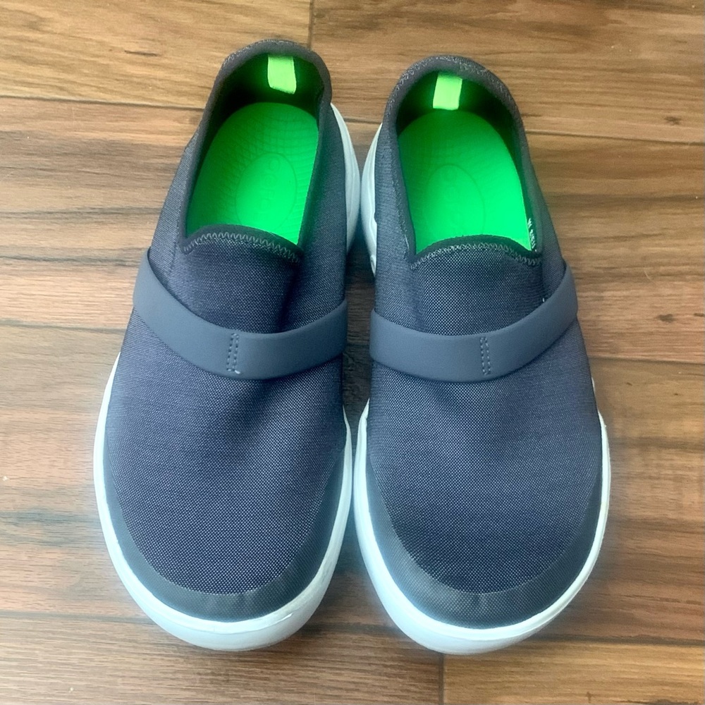 OOFOS WOMEN'S OOMG EEZEE LOW SHOE - WHITE BLACK S8 / EU39